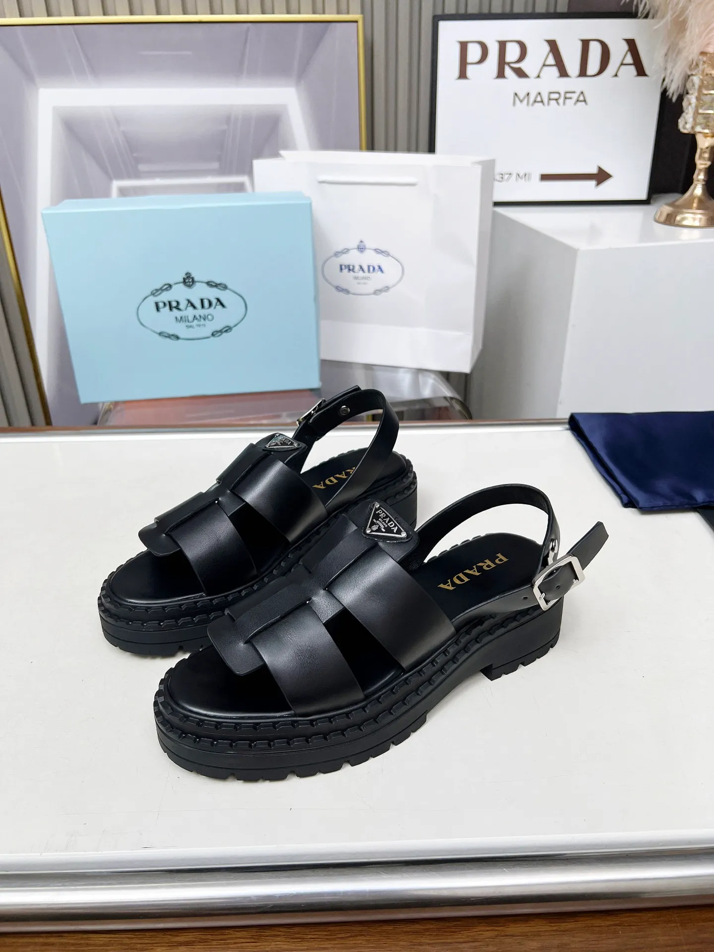 👟👟Ex-factory price 420👟👟 PRADA/Prada 25ss new spring and summer sandals. The simple design is probably the most popular thing about it. It is not the kind that is found on the street. It has its own brand personality. The fabric is made of calfskin and the lining is mixed sheepskin. Heel height: 4.5cm Size: #35-41 (35 41 custom-made is not returnable)